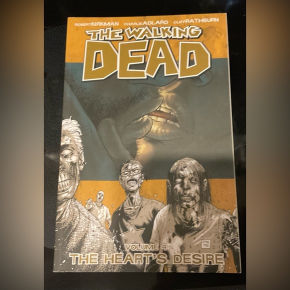 Walking Dead: comic books set of 5 books series 1 thou 5. Do not ship over 5 lbs - Picture 6 of 7
